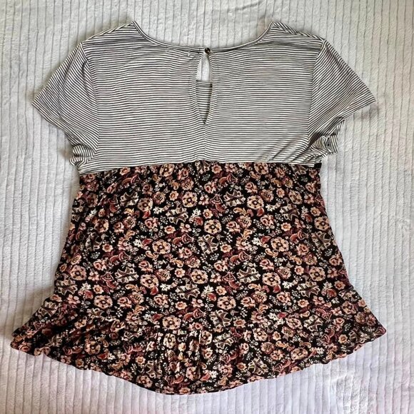 Women's Size M Multi Color Floral Short Sleeve Pullover - Picture 9 of 10